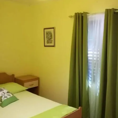 Four Bedroom Ferienhaus Gdinj