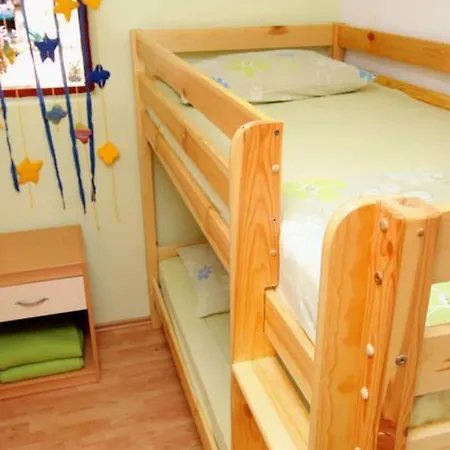 Casa de Férias Four Bedroom Gdinj